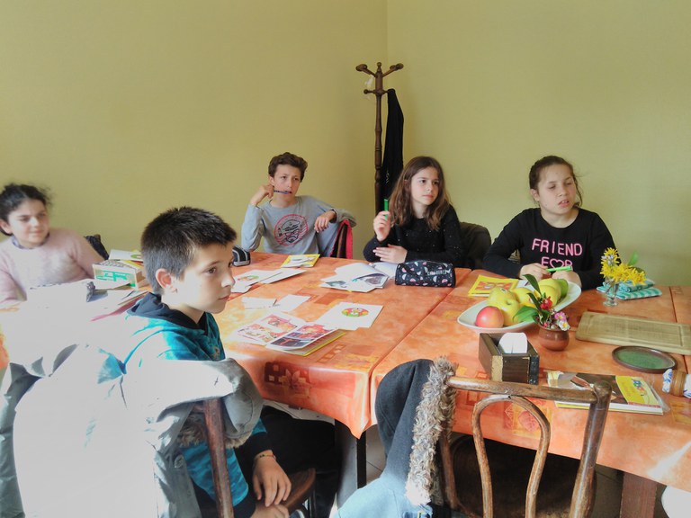 Enfants du Catéchisme assis autour d'une table